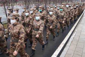 Un equipo médico militar que se dirige a un hospital de Wuhan
