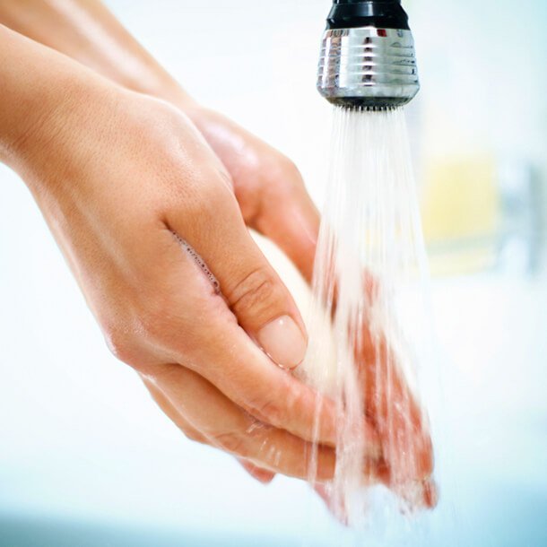 El consejo omnipresente de lavarse las manos para dificultar la propagación de COVID-19 ha llevado a una trampa-22, informan los dermatólogos: algunos médicos están exagerando.