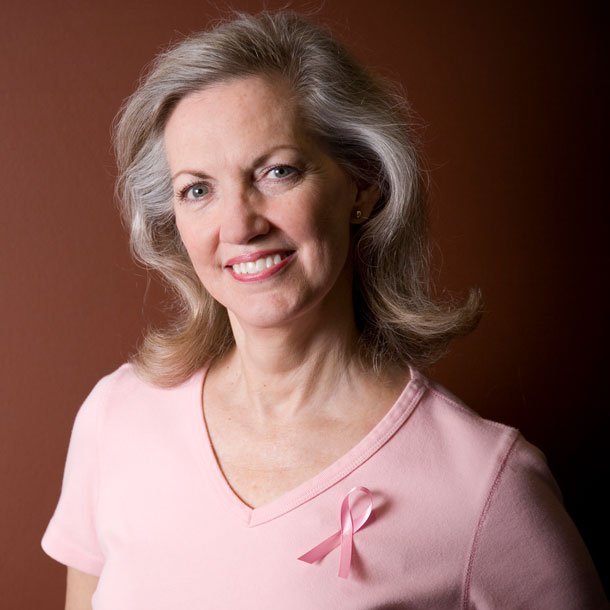 Para los oncólogos y otros médicos que atienden a pacientes con cáncer, la pandemia de COVID-19 representa un desafío clínico dinámico que cambia a diario y que a veces puede ser abrumador, dicen los expertos.