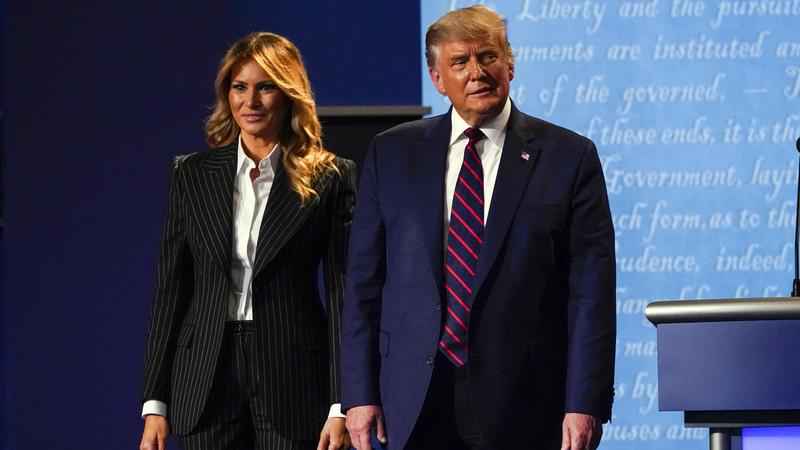 El presidente Donald Trump se encuentra en el escenario con la primera dama Melania Trump después del primer debate presidencial con el exvicepresidente demócrata Joe Biden, el martes 29 de septiembre de 2020, en la Case Western University y la Clínica Cleveland, en Cleveland, Ohio.