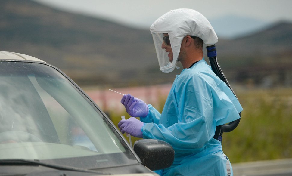 (Francisco Kjolseth | Foto de archivo de Tribune) Los trabajadores de la salud realizan pruebas de COVID-19 en el Hospital Intermountain Park City el jueves 20 de agosto de 2020.