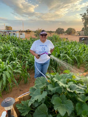 Helena Begay, que colabora con PWNA, comenzó a educar a sus mayores sobre el coronavirus a fines de enero.  Meses después de la pandemia, está agradecida de que hayan tomado medidas desde el principio. "Creo que ahí es donde salvamos muchas vidas" ella dijo.