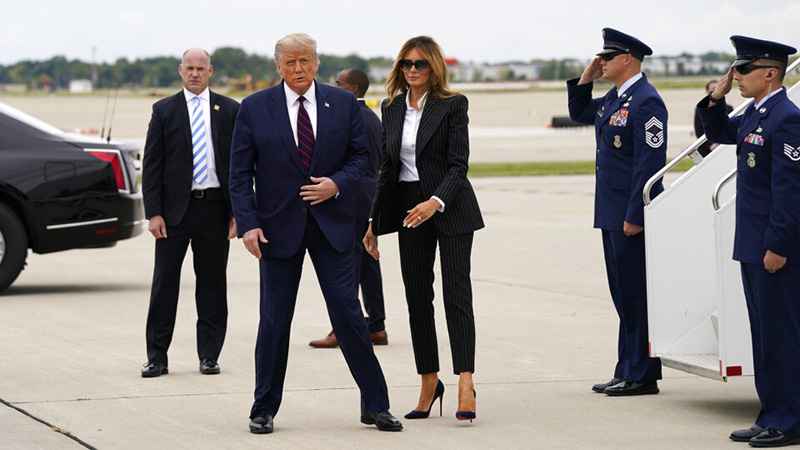 El presidente Donald Trump y la primera dama Melania Trump llegan al Aeropuerto Internacional Cleveland Hopkins para el primer debate presidencial, el martes 29 de septiembre de 2020 en Cleveland.