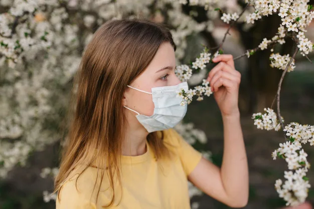 mujer mascarilla alergica polen